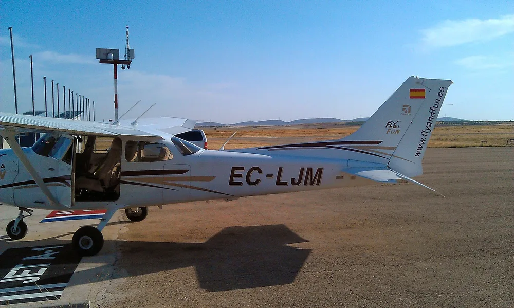 Representative photo of a Cessna 172R, not this aircraft